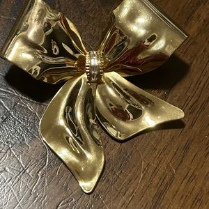 Stunning 😍 gold tone brooch very pretty